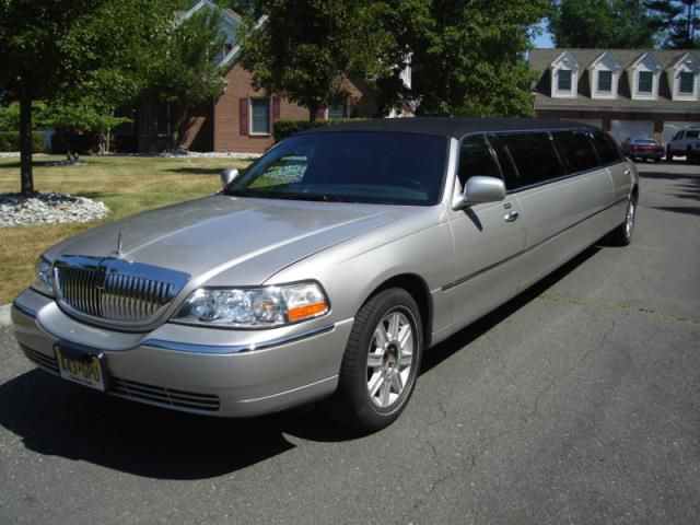 Lincoln: town car limo