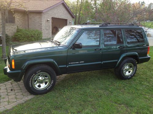2001 jeep cherokee classic, low miles no reserve!