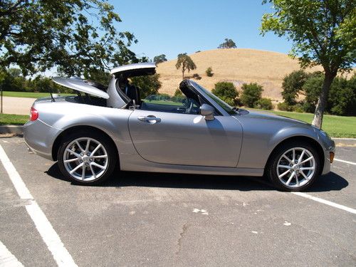 Grand touring hardtop convertable only 2550 miles!