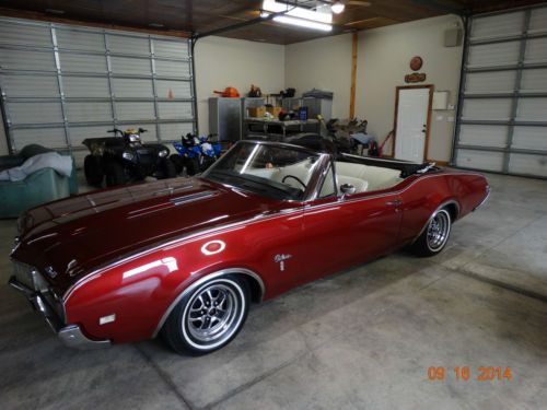 Beautiful convertible perfect for fall cruising, rides and drives like a dream!