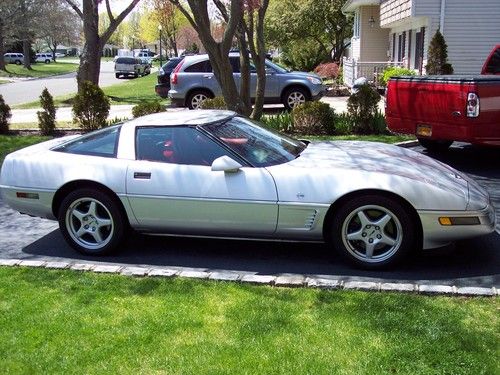 1996 chevrolet corvette collectors ed, rare red int , low miles , auto