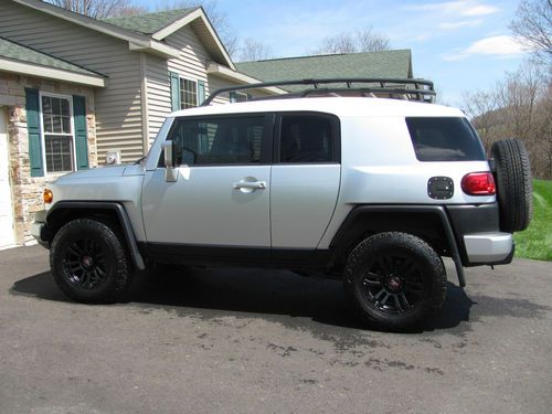 Fj cruiser loaded with options and tons of extras &amp; no reserve !!!