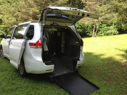 2011 toyota sienna xle mini passenger van 5-door 3.5l