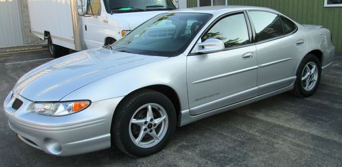 You got to see this! 2002 pontiac grand prix gt  like new in everyway!!