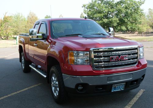 2011 gmc 2500 hd turbo diesel only 17,000 actual miles, tons of options!