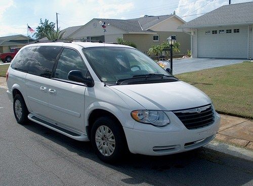 2005 chyrsler town &amp; country van  almost new condition