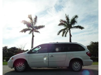 2007 chrysler town &amp; country dealer serviced florida car no rust  free delivery