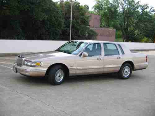 Sell used 1996 Lincoln Town Car Signature Series in Dallas ...
