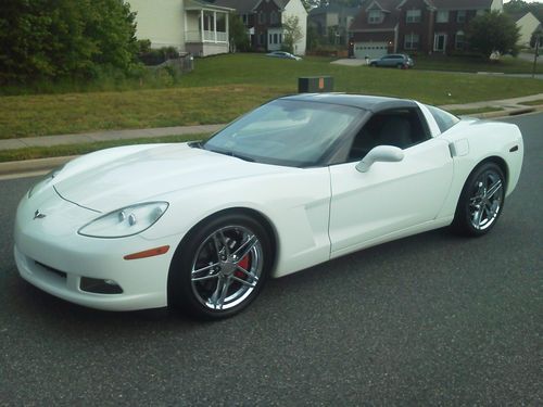 White 2005 chevrolet corvette c6 with chrome z06 wheels!!! 6 speed