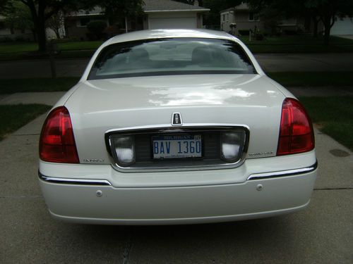 2004 lincoln town car (ultimate) like new  48,500 actual miles.