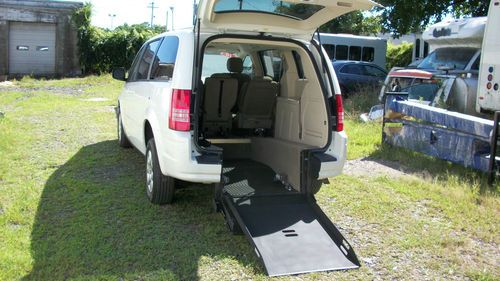 2010 chrysler town &amp; country wheelchair van with stow away rear ramp system