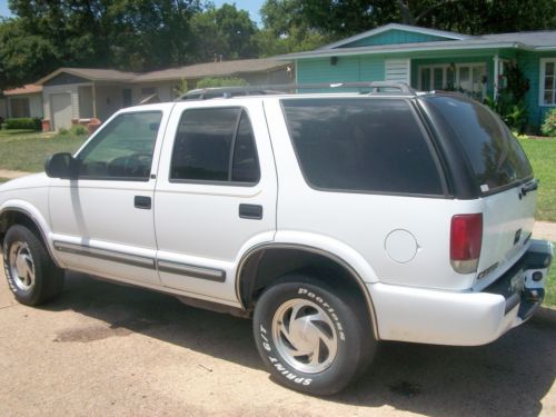 01 chevy blazer 4door 4x4,white,tan leather,heated seats,all power. clean title