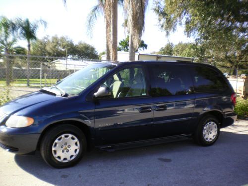 Beautiful blue town &amp; country carfax nosmoker 3 row dual air &amp; stereo-excellent!
