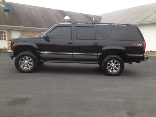 1999 suburban k 2500 lt black 4 x 4 7.4l 454 vortec 126,560 miles fully loaded