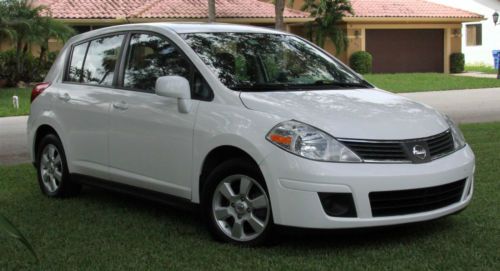 2009 nissan versa sl hatchback white 4-door 1.8l navigation clean