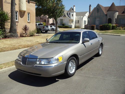 1999 Lincoln Town Car, image 1