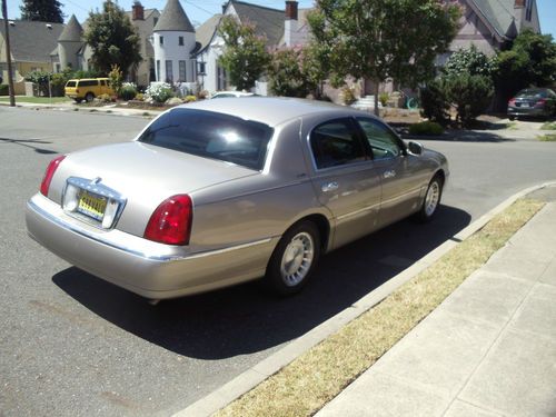 1999 Lincoln Town Car, image 2