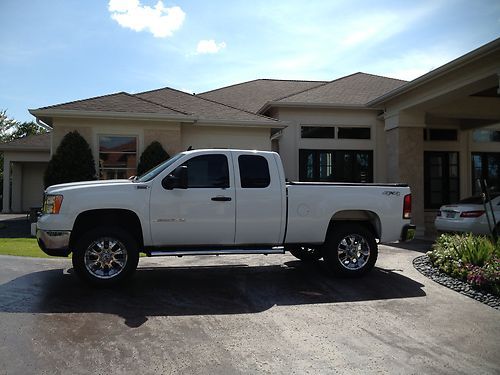 Beautiful texas 2500 4x4, comes with 2 new sets of tires and wheels, only 70k mi
