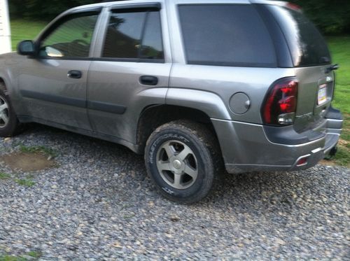 Chevy trailblazer 2005 grey clean title 156,000 4wd great vehicle for winter!