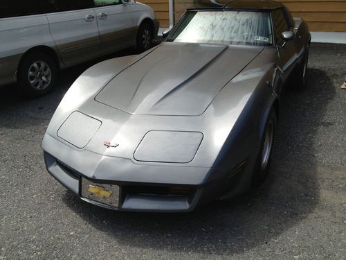 1982 chevrolet corvette base coupe 2-door 5.7l