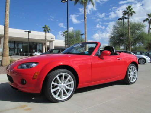 2008 red 6-speed manual leather miles:24k convertible one owner