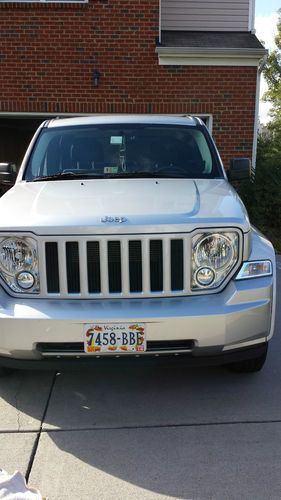 No reserve, silver,super clean jeep with low miles, cd, 4wd and roomy!