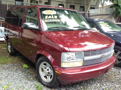 2005 chevrolet chevy astro passenger or cargo van awd minivan priced to sell !