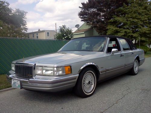 1990 lincoln town car signature sedan 4-door 5.0l