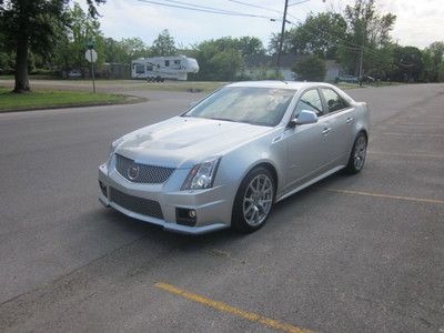 Cadillac cts-v automatic s/roof nav like new low mile  20's michelins books 2009