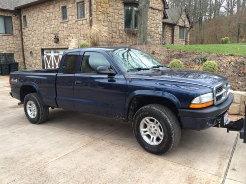 2004 dodge dakota slt -4wd -v8- super low miles - remote start - front hitch