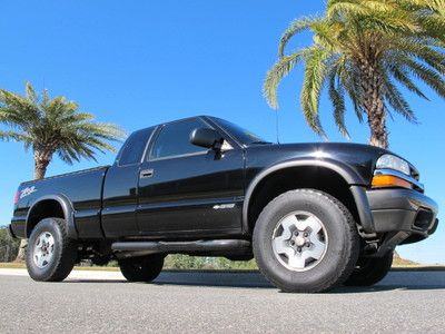 Chevy s-10 extended cab 4x4 zr2 4.3l v/6 super low miles "one owner" pickup