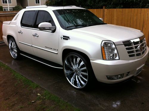 2007 cadillac escalade ext,28' wheels,custom stereo and more.