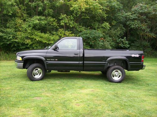 2001 dodge ram 1500 4x4 reg. cab 8ft. bed black nice like sport !