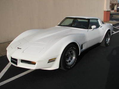1980 corvette, beautiful white paint, 5.7 liter engine. automatic