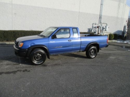 Nissan frontier king cab  4x4 pick up truck