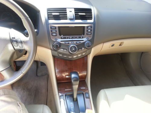 2007 honda accord hybrid. 63000miles, clear title, white w/tan interior. leather