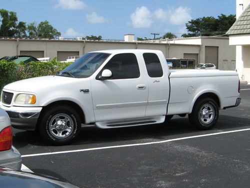 2002 ford f-150 (v8 5.4 litre) lariat package with tonnneau cover