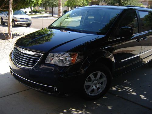 Blue 2012 chrysler town &amp; country most options included, looks &amp; drives like new