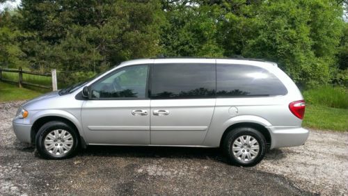 2005 town &amp; country le silver one careful owner 94690 miles