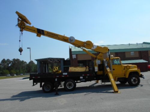 1996 ford l8000 with a 1996 national crane model: 600c mounted on the back