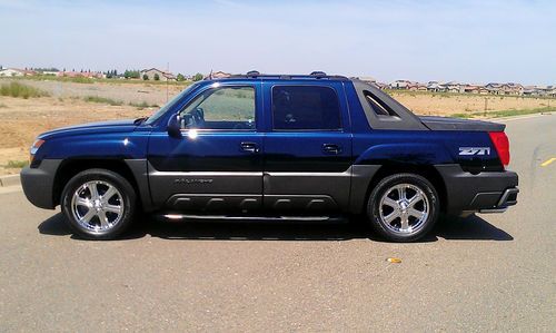 Navy blue 2004 chevrolet avalanche 4x4, under 43k miles, garaged and extras