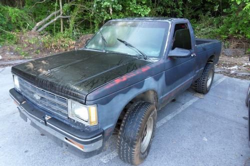 1986 chevy s-10 pickup, 6 cylinder, 4wd, runs &amp; drives, rough shape