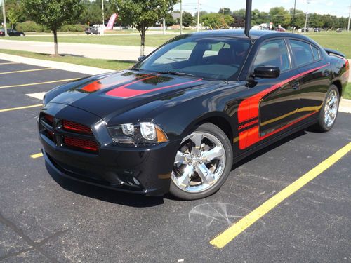 2013 dodge charger sxt (red seats)