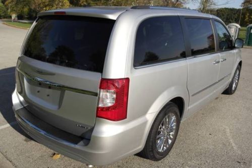Chrysler town country limited navigation rear camera chrome wheels msrp $28248