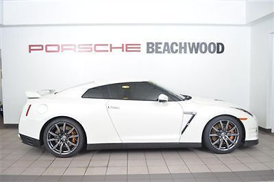 Premium package - low mileage gt-r! pearl white
