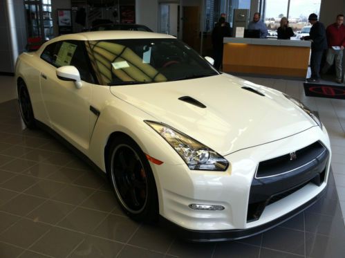 2014 nissan gt-r black edition new and yes we finance