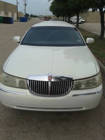 White lincoln town car limo