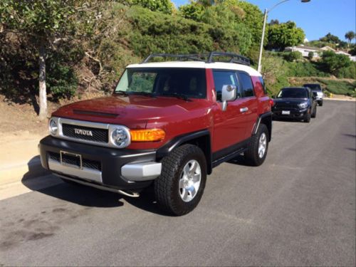 2008 toyota fj cruiser - very low mileage - lots of extras