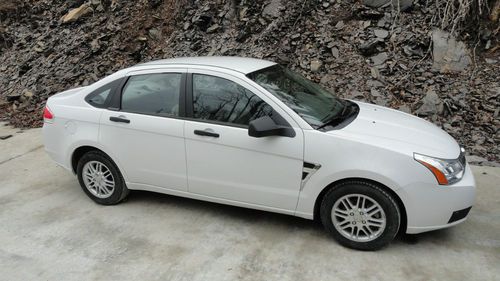 Price reduced!!! 2008 white ford focus se 4dr sedan