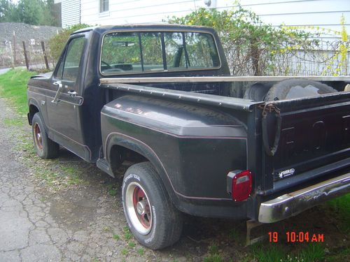 1986 ford f-150 step side 2/4,4spd on floor 302ci,efi.black with pin strips